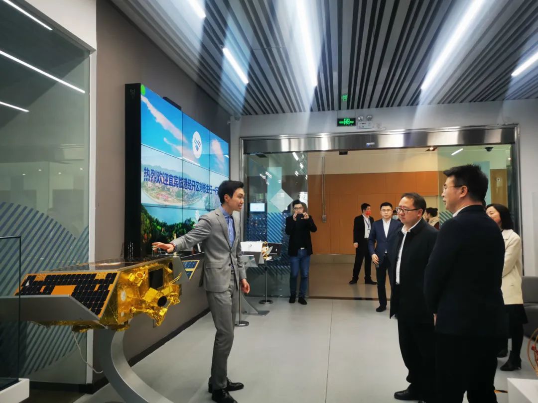 宜宾市临港经开区管委会刘彬主任一行莅临九天微星集团考察交流