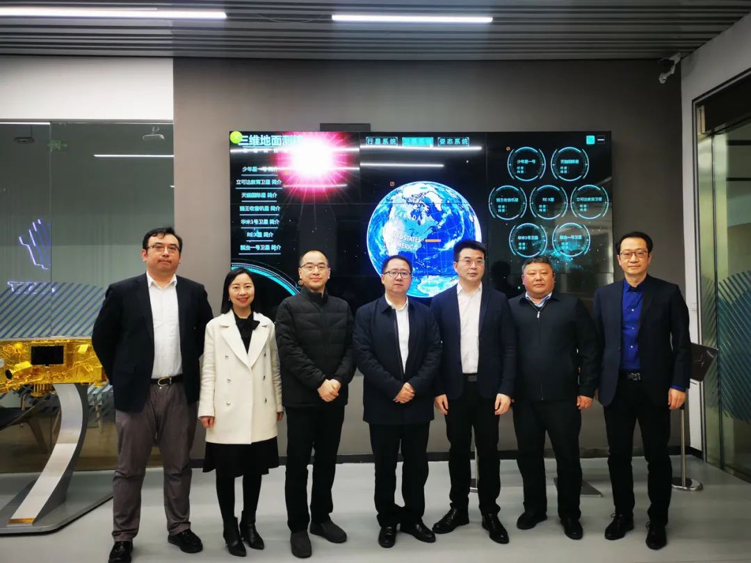 宜宾市临港经开区管委会刘彬主任一行莅临九天微星集团考察交流